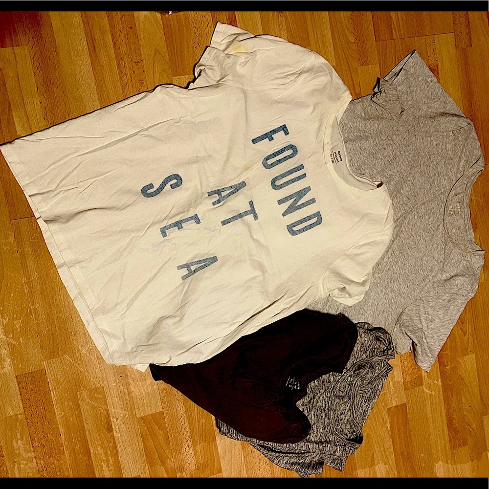 Four t-shirts old navy xl short sleeve